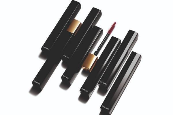 シャネル“忍ばせレッド”のマスカラ「ヌワール アリュール」22年秋誕生、限定レ キャトル オンブルも
