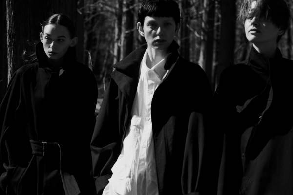 Y'sの22年秋冬新作、フィールドパーカやフライトジャケットを“再構成”したアウターなど