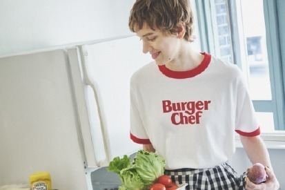 ニコアンドからアメリカのフードカルチャーに焦点を当てたコラボTシャツ、バーガーシェフやダムダムズほか