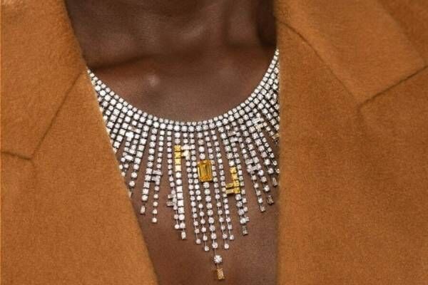 フェンディ初のハイジュエリー「フェンディ フラーヴス」イエローダイヤモンドでFFロゴを表現