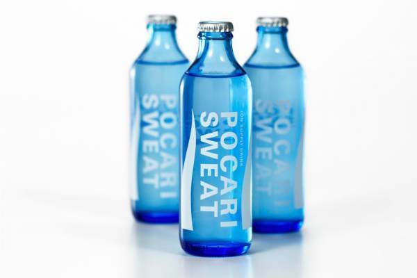 ガラス瓶の「ポカリスエット」誕生、涼やかブルーの“瓶ポカリ”がイオン店舗などで