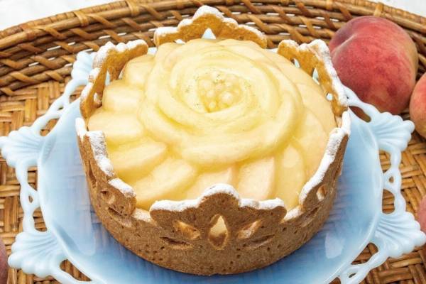 キル フェ ボン“ティアラ型”フルーツタルト、ジューシー桃＆2層の和三盆クリーム