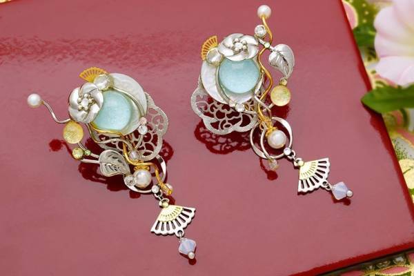 京都発“ピアスのようなイヤリング”「ぴあり」源氏物語“夕顔”着想の淡いブルーガラスジュエリー