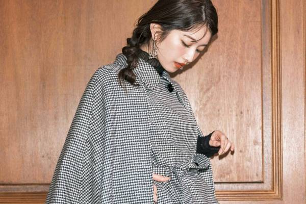 リリー ブラウン22秋の新作、千鳥柄ケープコートやヴィンテージ風“ホース柄”ブラウス