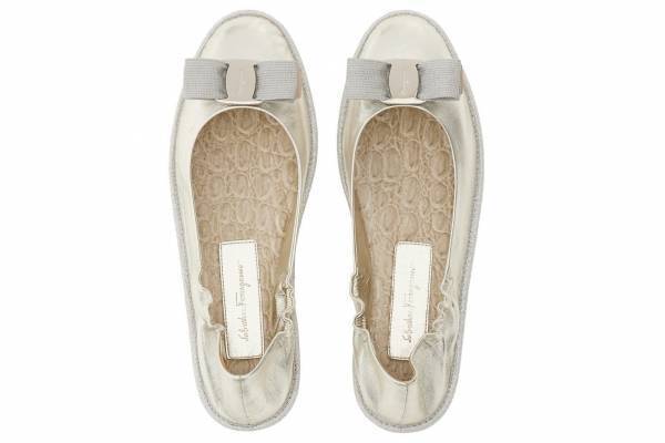 サルヴァトーレ フェラガモ新作シューズ、ヴァラリボンのバレリーナシューズ＆踵をたためるモカシンなど