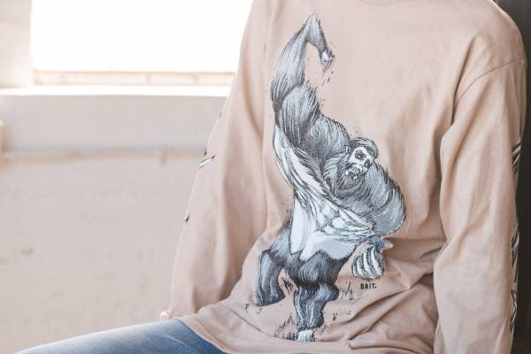ベイト×漫画『進撃の巨人』のグラフィックTシャツ、エレン&リヴァイの戦闘シーンや獣の巨人など