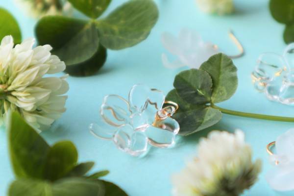 ガラスメーカー・ハリオ×花屋ビアンカ バーネットのガラスアクセサリー、“幸運のクローバー”モチーフも