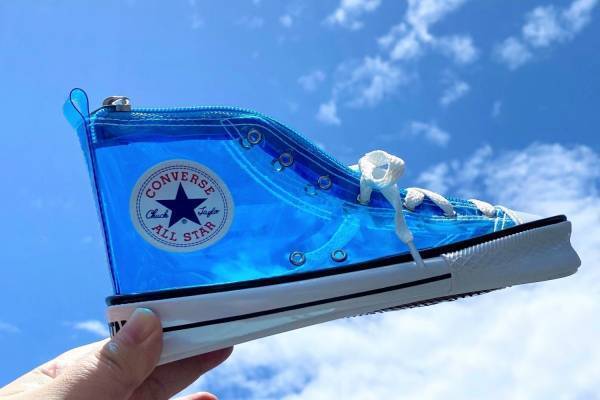 コンバース「オールスター」がクリアポーチに、スニーカーのソールなど“本物そっくり”に再現