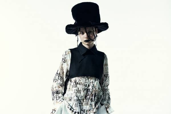 リミ フゥ“火”が燃えるようなグラフィックシャツ＆“蜘蛛の巣”刺繍ブラウス、ベルト付きジレも