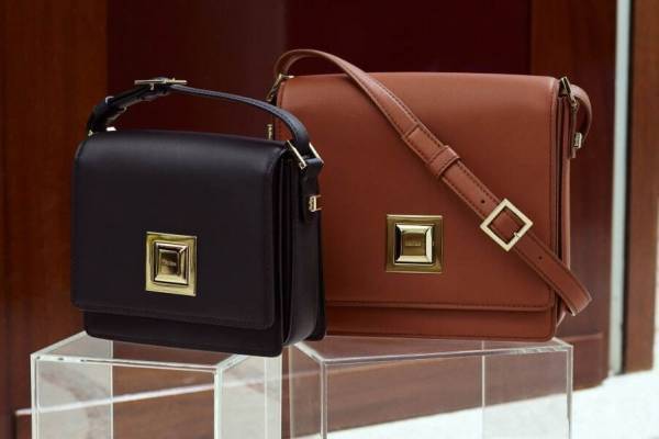 マックスマーラ新アイコンバッグ、“建築設計図”着想の構築的なボディ×輝くスクエアメタル