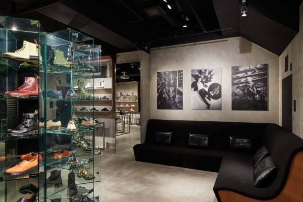 tokyovitaminの展覧会、表参道ドクターマーチン ショールームTYOで映像・アートブーツ展示