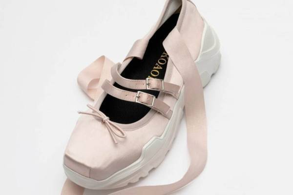 アキコアオキ「ヌーン」のバレエ風シューズ、リボン付きアッパー×厚底スニーカーソール