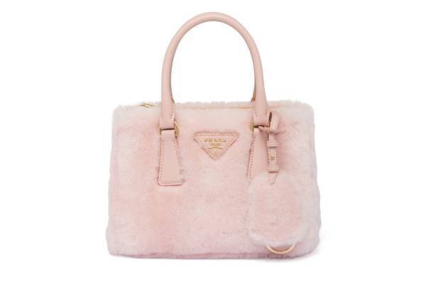 プラダ新作“パステルカラー”の「プラダ ガレリア」バッグ、もこもこムートン素材も