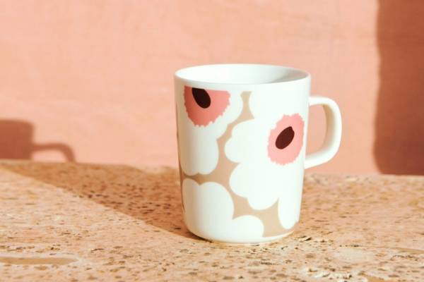 マリメッコの秋色インテリア、ベージュ×ピーチの「ウニッコ」柄マグカップやベッドカバー