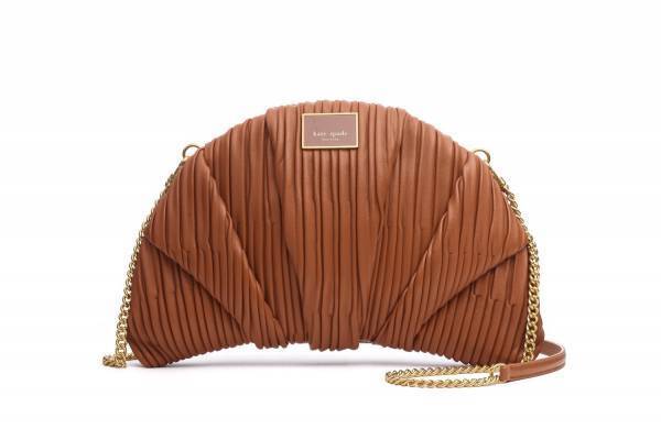 ケイト・スペード22年秋の新作バッグ、“クロワッサン”レザークラッチ＆“古典文学”ブック型バッグ
