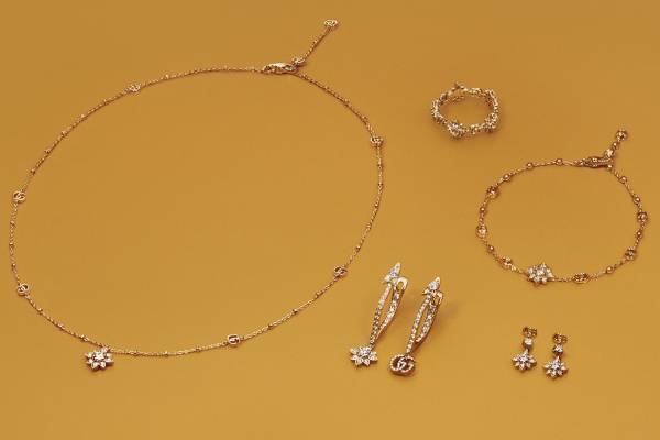 グッチ新作ジュエリー“フラワーモチーフ×ダイヤモンド”のネックレス、ビーモチーフの腕時計も