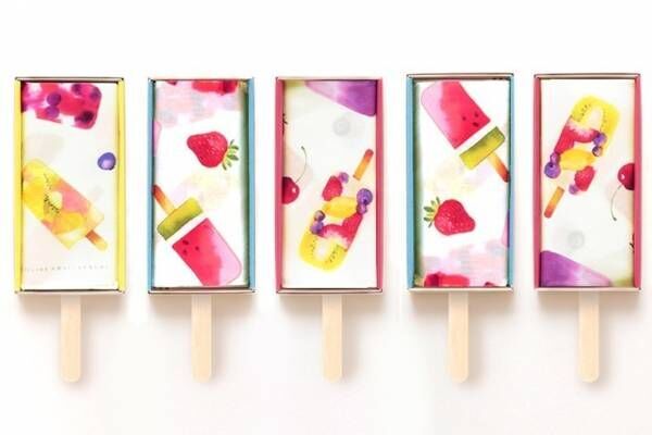 クラシクス・ザ・スモールラグジュアリ夏の新作ハンカチ、アイスキャンディー柄の新色や煌めくシャンデリア