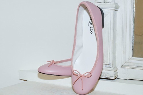 レペット「ブラック＆ピンク」の22年秋冬バレエシューズ、コスチューム刺繍入りのサンドリオン