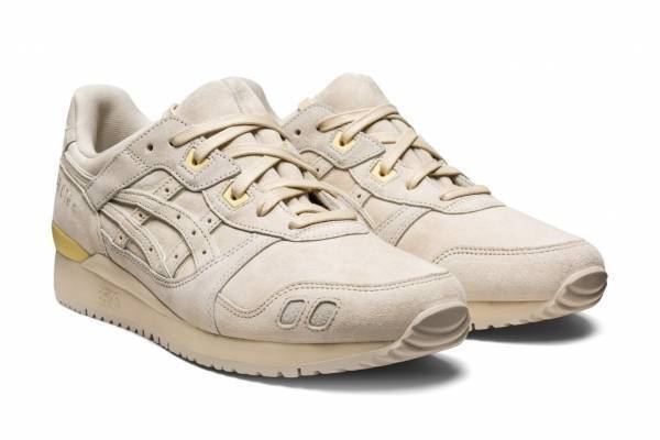 アシックスのアイコンスニーカー「ゲルライトスリー」から“バニラ×グレーカラー”の新色