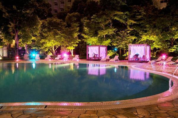 ナイトプールで「ディズニー映画鑑賞」グランドプリンスホテル新高輪でディズニープリンセス映画を楽しむ