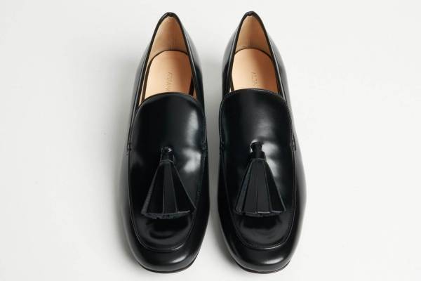 アキラナカ新作ローファー「カルミア」扇形タッセル×艶やかアッパーに球体ヒール