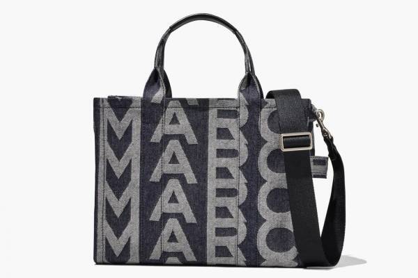 マーク ジェイコブス新作“デニム”素材のモノグラム柄トートバッグ、ジャケットやドレスも