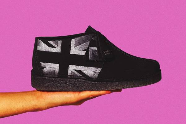 クラークス オリジナルズのシューズ「ワラビー」限定モデル、モノトーンの“ユニオンジャック”を刺繍