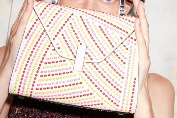 ヴァレクストラ「イジィデ」”カラフルドット”の新作バッグ、キャンバス地の爽やかトートも