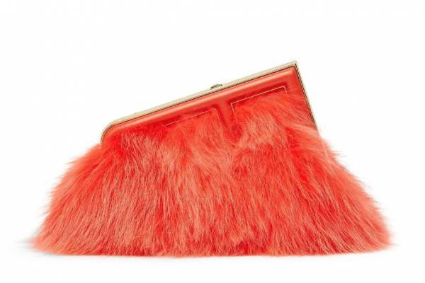 「フェンディ ファースト」バッグに新作、“ふわふわ”フォックスファー× 大胆“F”フレーム