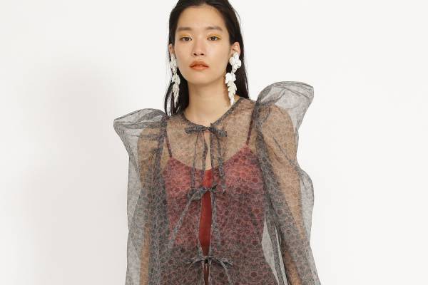 フミエ タナカ×レイ ビームス、シアー素材のパワーショルダーブラウス＆花柄フリルドレスなど