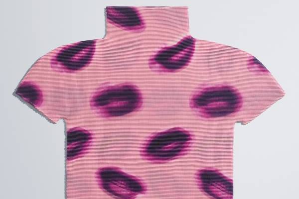 ミー イッセイ ミヤケ新作、“くちびる”柄プリーツトップ&赤やピンクの“リップカラー”ウェア