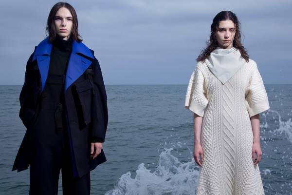 ディーベック22年秋冬メンズ&ウィメンズ新作、“波”着想のカシミヤ素材ニットワンピースなど