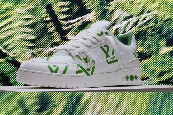 ルイ・ヴィトンのアイコンスニーカー「LV トレイナー」総柄ロゴ×リサイクル素材90%の新作