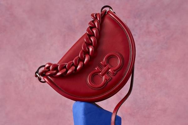 サルヴァトーレ フェラガモ新作バッグ、チェーンを飾った“半月型”ショルダー＆編み込みレザーバッグ