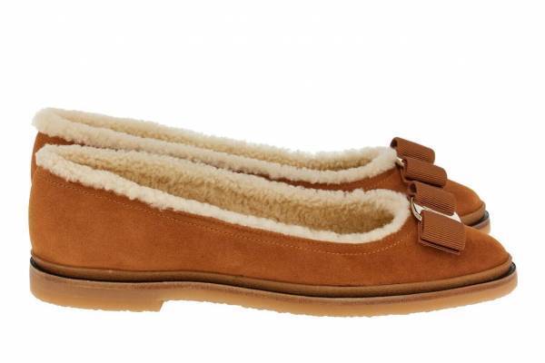 サルヴァトーレ フェラガモ新作シューズ、リボン付きふわふわ「ヴァリナ」パンプス＆軽量ソールのブーツ