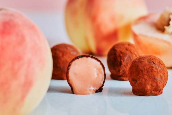 メゾンカカオ「サマートリュフ」水のように流れ出る夏限定生トリュフ、白桃＆チョコバナナの2種