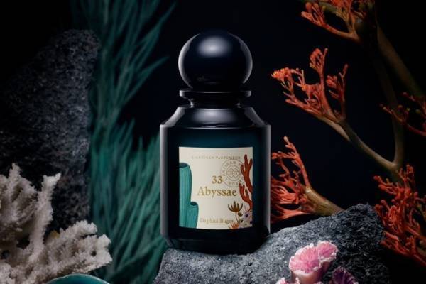 ラルチザン パフューム新作フレグランス「アビサエ オードパルファム」“海の深淵”を表すウッディノート