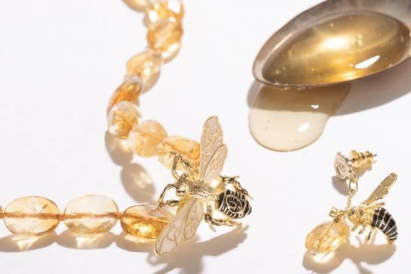 Q-pot.まるで“ハチミツ”天然石ジュエリー、女王蜂モチーフ付き1点物ネックレス＆ピアス