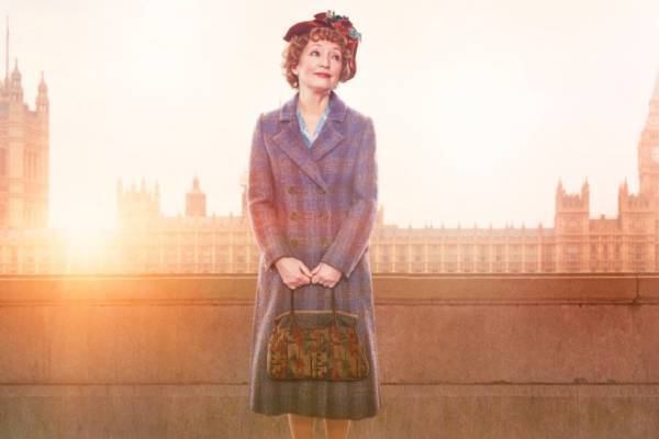 映画『ミセス・ハリス、パリへ行く』ディオールのドレスを夢見る家政婦の物語、レスリー・マンヴィル主演