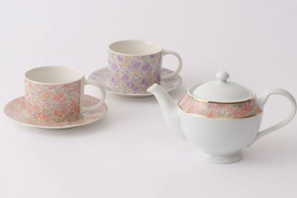 アフタヌーンティー・リビング「リバティプリント」の小花柄マグカップやクッションカバー
