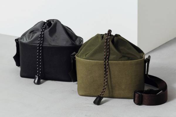 土屋鞄製造所からレザー製の巾着カメラバッグ、小型ミラーレスカメラとレンズをコンパクトに収納