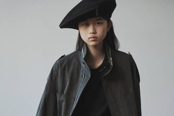 Y's….22年秋冬、ジェンダーレスで楽しむ“猫柄プリント”シャツや墨染ロングコート