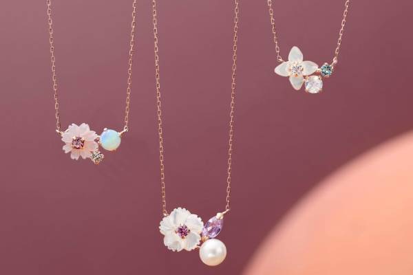 ブルーム22年秋の新作、誕生花と誕⽣⽇⽯の“お守り”ネックレスやコスモスジュエリー