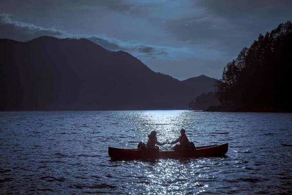 「星のや富士」秋の月夜を楽しむ“月光グランピング”幻想的な月明かりの下でディナーやカヌー