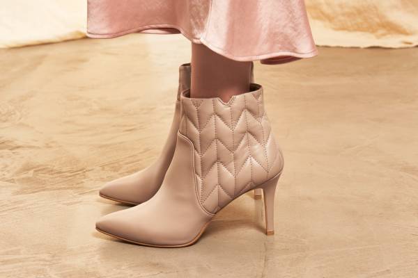 ダイアナ22年秋の新作“パール＆ビジュー”付き上品パンプス、キルティングのショートブーツも