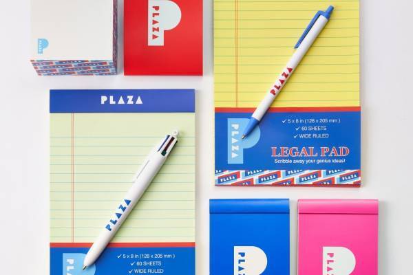 プラザのオリジナル雑貨「プラザ ベーシックス」誕生、“ショッパー風”トート＆ロゴ入り文具など