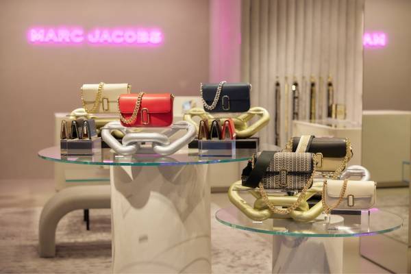 マーク ジェイコブス旗艦店が表参道に、日本第1号のコンセプトストアとして機能＆最新バッグ先行発売も