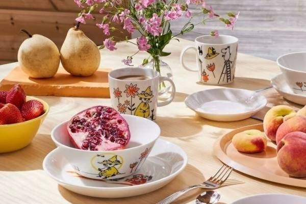 「ムーミン バイ アラビア」ムーミン＆スナフキンの新作マグカップ、温かみのある原画を配して