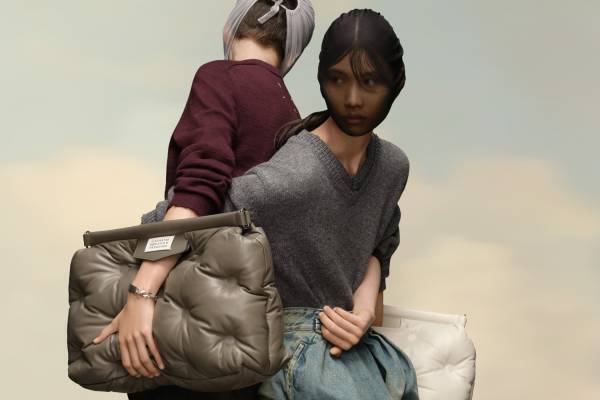 メゾン マルジェラ「アイコンズ」白いペイントの「タビ」シューズなどキーピース、期間限定ストアで展開