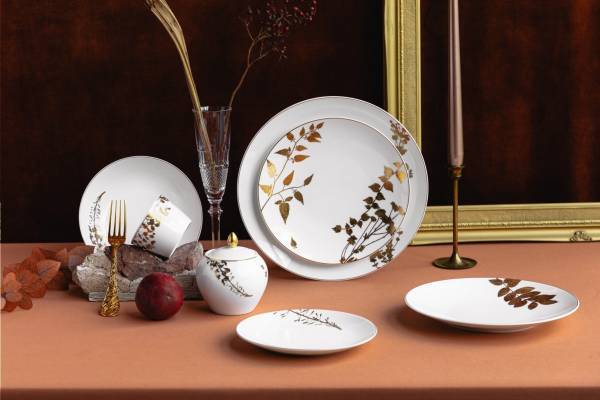 ベルナルド“金色の葉”モチーフの磁器コレクション、モダンなディナープレートなど
